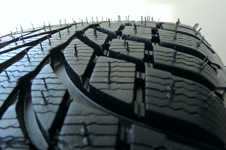 The Impact of Tire Tread Block Arrangement on Traction and Noise